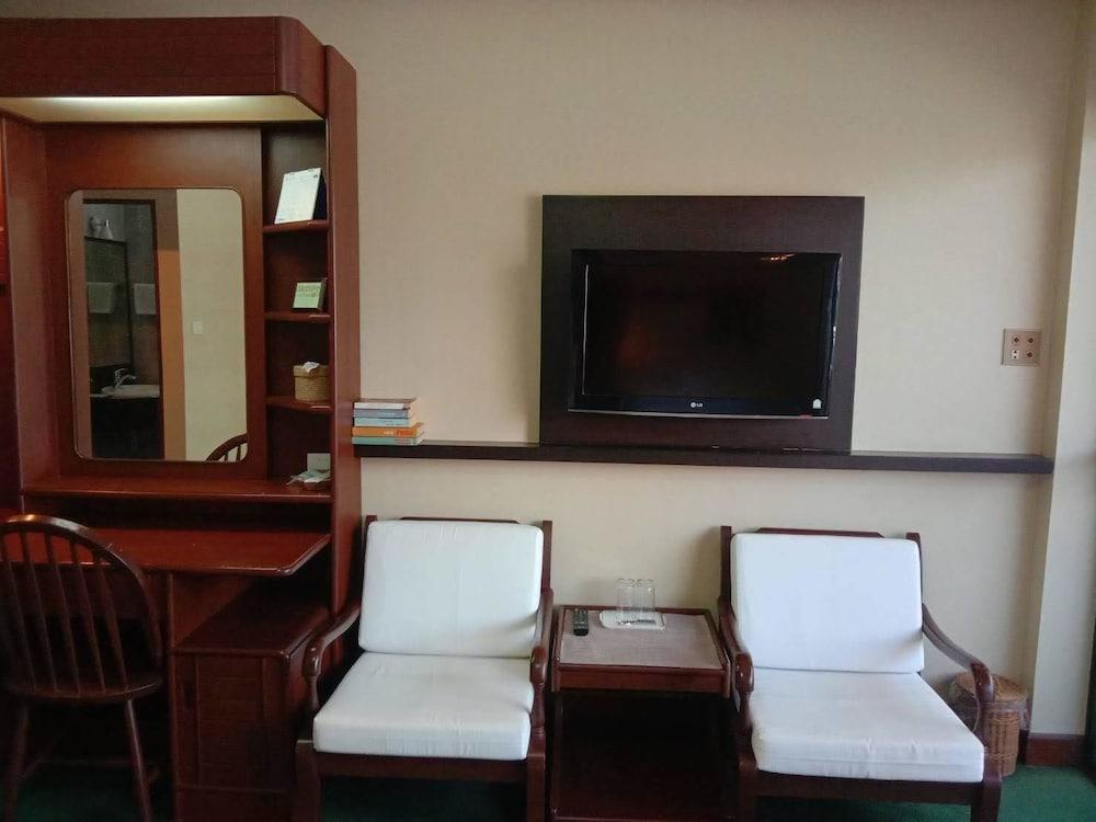 Hotel Baanbusarin HHQ