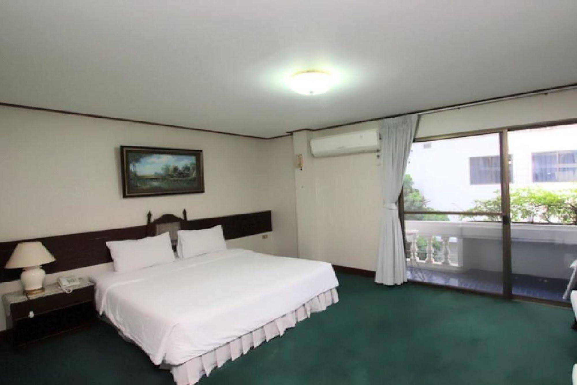 Hotel Baanbusarin HHQ