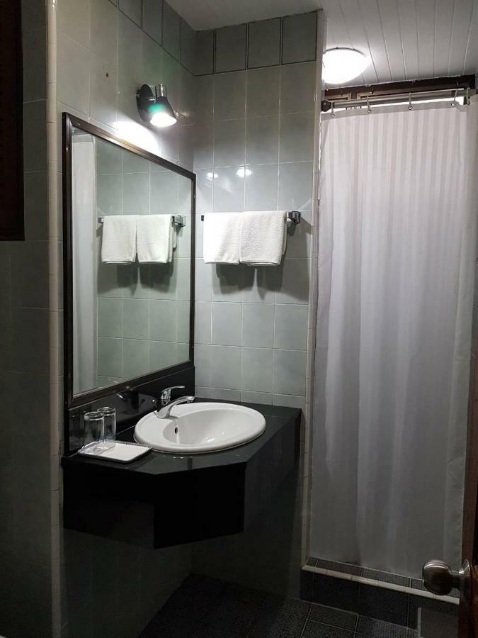 Hotel Baanbusarin HHQ